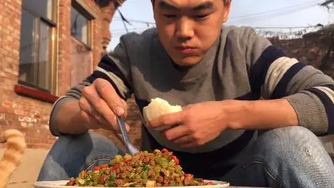 阿远今天煮完肥肠又蒸螃蟹这一餐太丰盛了一家子吃的讲究