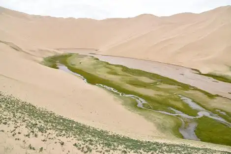 图为 阿尔金山国家级自然保护区内的大沙子泉(8月15日摄).