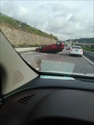 早上8:00,斗门乾务惊现高速翻车?路过司机纷纷感叹:他是怎样做到的?