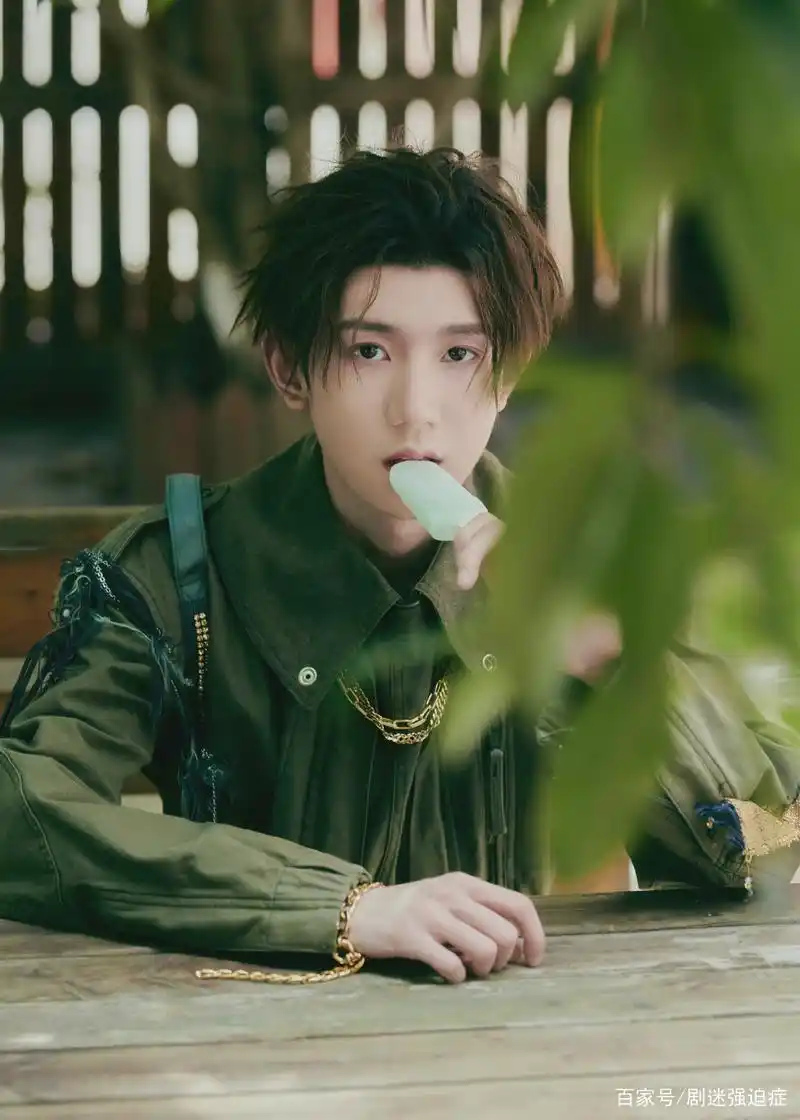 王源绿色工装风造型,酷飒摩登的少年型格!