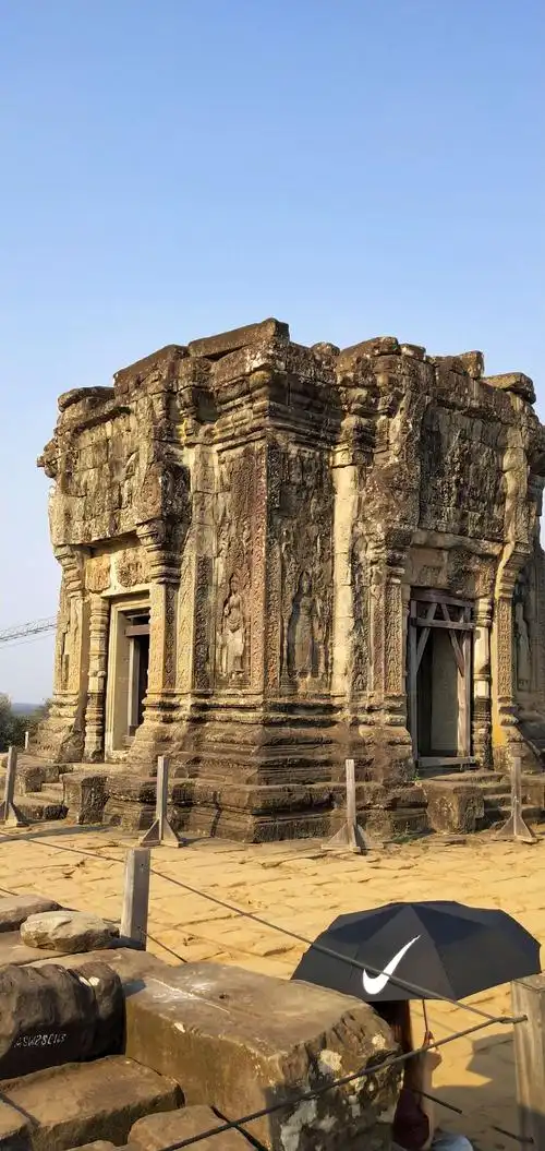 巴肯山顶神庙.巴肯山是吴哥的一座小山,海拔60米.