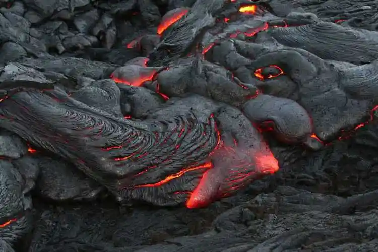 模拟冒着岩浆的熔岩