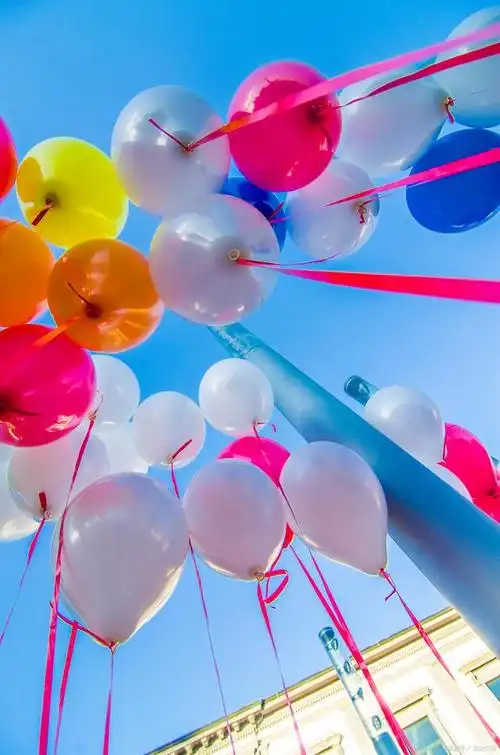 成都学校开学典礼活动策划公司:高空彩色烟雾/升空气球/气球布置