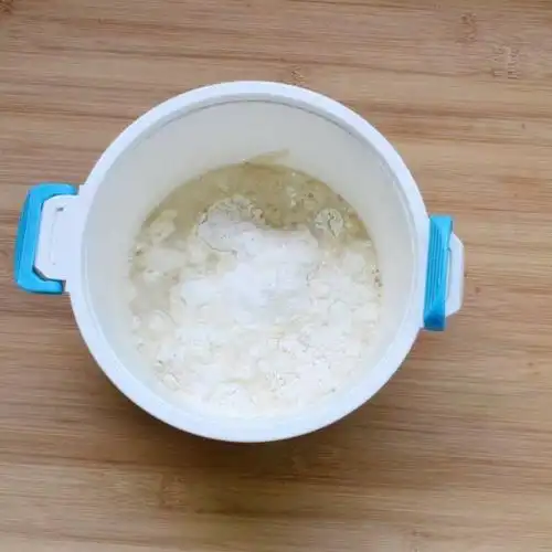 第1步,中筋面粉200克,水110克,酵母2克放进盆里.