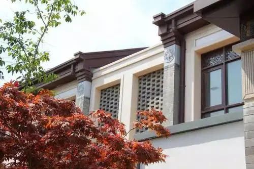 (檐墙上的日字格)(露台围栏上的日字格)(山墙上的十字格)(女儿墙上的