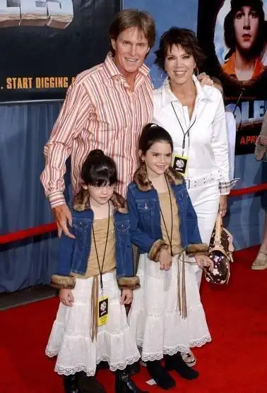 肯豆父亲原本叫brucejenner布鲁斯·詹纳,2015年做了变性手术后改名为