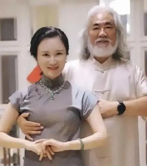 73岁张纪中再当爹,42岁老婆喜提三胎,这也太炸裂了.