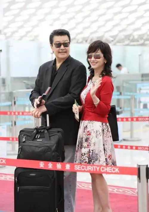 (赵雅芝与丈夫)