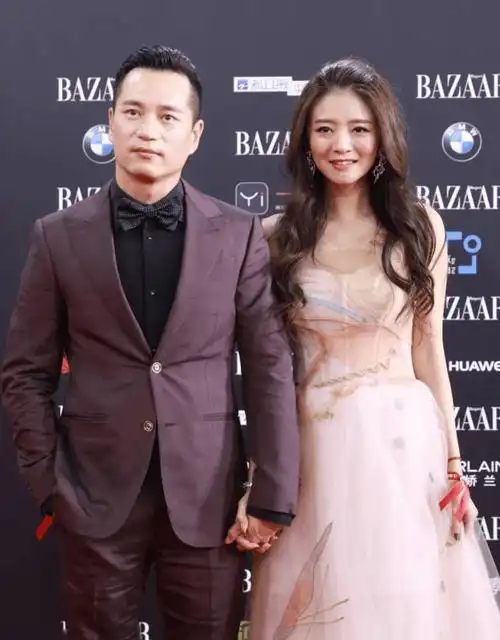 安以轩带娃逛折扣店,狗仔追拍揭露落魄生活_荣炼_经历_汪小菲