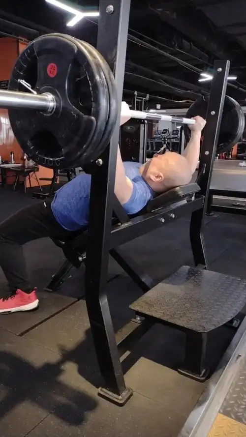 莱维贝贝,上斜卧推(100公斤)