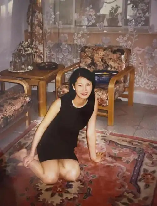 90年代漂亮姐姐年轻时容貌靓丽打扮时髦和当年明星比毫不逊色