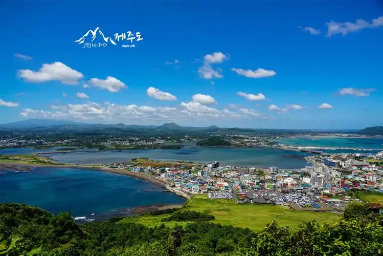 城山日出峰海拔182米,系10万年前海底火山爆发而形成,位于济州岛东端