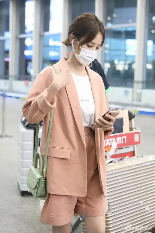 组图:李一桐穿粉色西服套装秀美腿 甜美优雅女人味十足