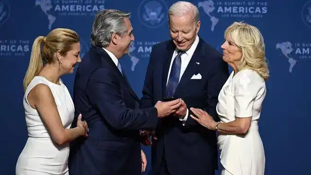 美的让拜登松不了手合影艳压美国第一夫人的她究竟是什么来头