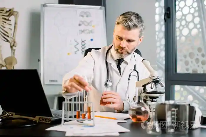 从事医学或化学研究的人博士科学家使用装有血样或新药的试管和烧瓶在