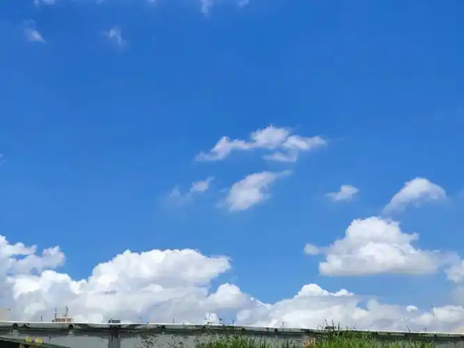 最近的幸福是蓝天白云晴空万里