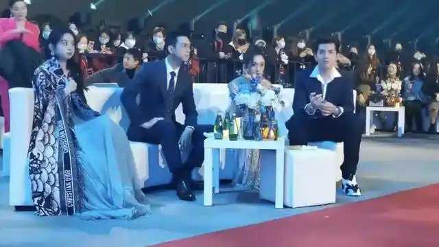 杨幂吴亦凡李现台下玩游戏差点领错奖像上课开小差的学生