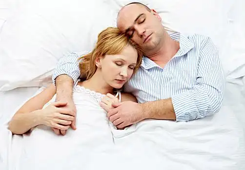 睡觉的夫妻睡觉的夫妻草地创意睡觉的年轻夫妇泰国乳胶枕商场里睡觉的