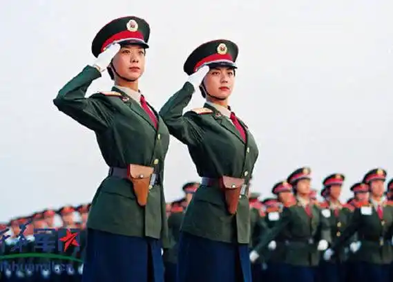 让我们为中国女兵加油!芳华女兵的军礼:女兵方队诠释华夏巾