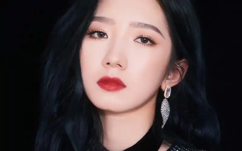 孟美岐魅惑性感图片桌面壁纸