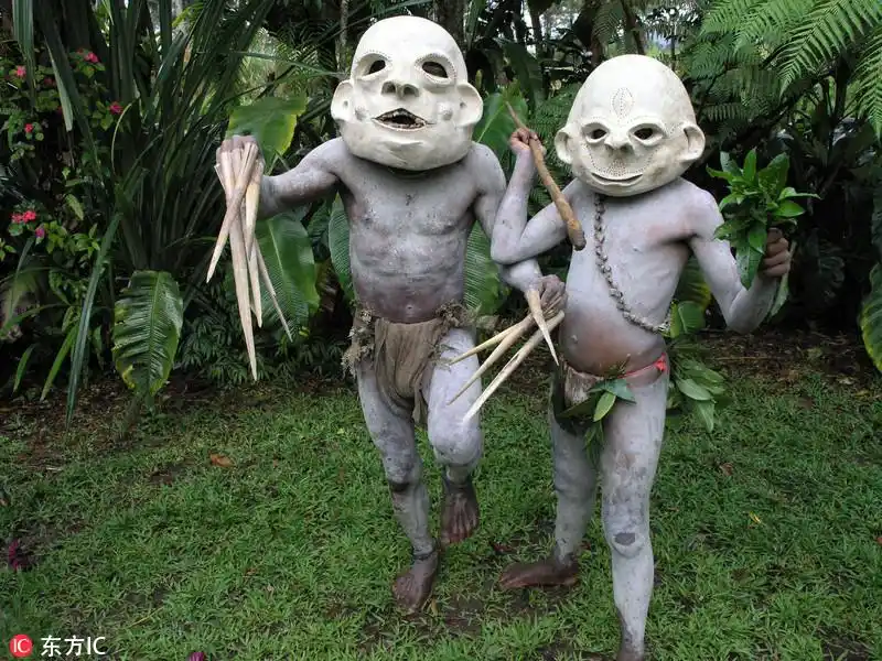 原始部落土著头戴5公斤面具跳舞