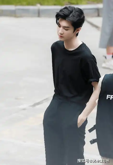 《偷偷藏不住》中的陈哲远,白衬衫青春运动风,男生搭配模板.