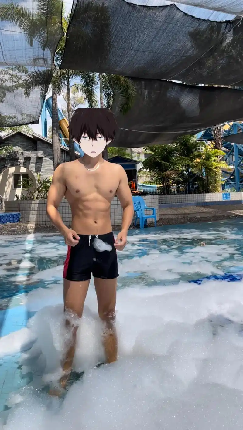 在秋天来之前,一起去玩水吧#腹肌 #少年感 #游泳 #泳池 - 抖音