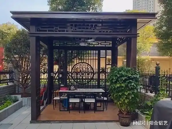 小院凉亭饮茶听雨生活安稳