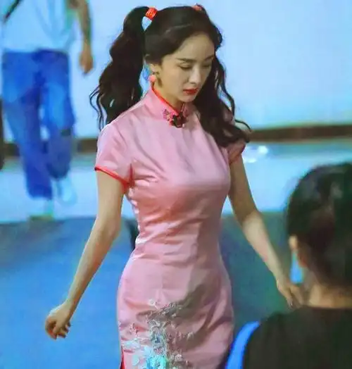杨幂扎双马尾穿旗袍,少女感十足,网友:这是什么"人间水蜜桃"