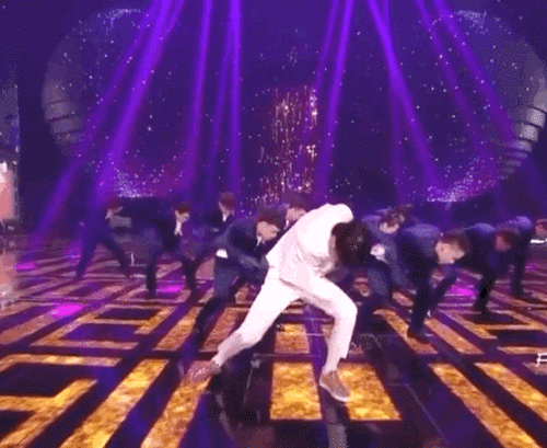 干净的动作让人赏心悦目,对于舞蹈的力度把控也让人赞叹,整个舞台