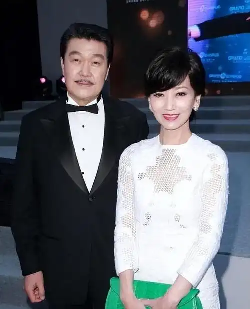 赵雅芝带着两个儿子结婚现任老公和三个学霸儿子为他们自豪