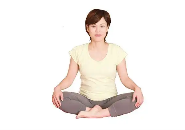 步骤1/盘腿坐姿,双手轻放在膝盖上面,挺直背部,调整好呼吸.