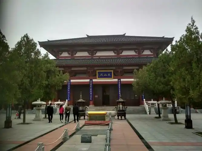 阏伯台现包含在商祖祠内,门票40元,从火车站搭90公车终点站