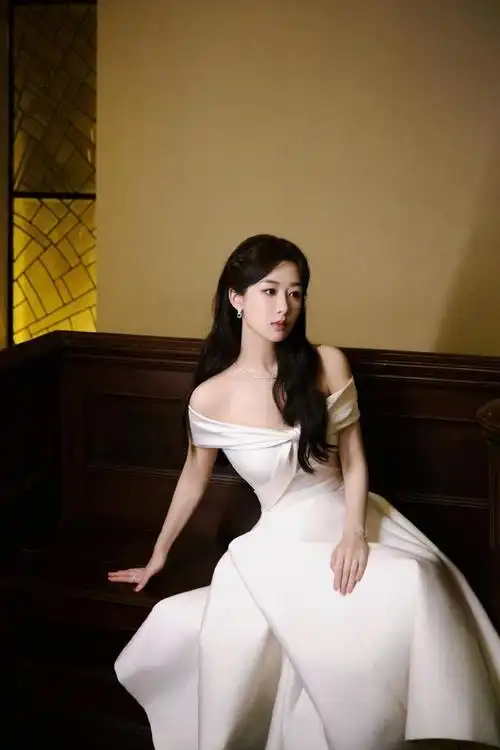杨紫工作室分享一字肩白裙造型写真 气质温柔甜美