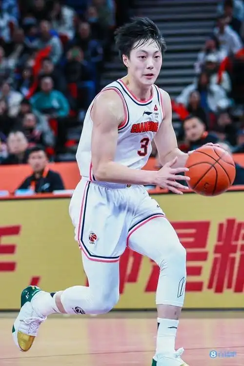 上半场,广东球员胡明轩出战15分钟,投篮5中2全部来自三分线外,拿到6分