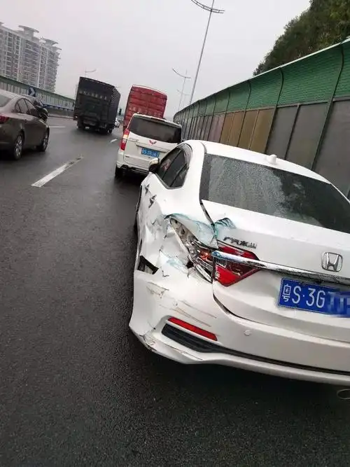 据目击车介绍▼发生一起多车连环追尾事故环莞快速路水濂山1桥路段