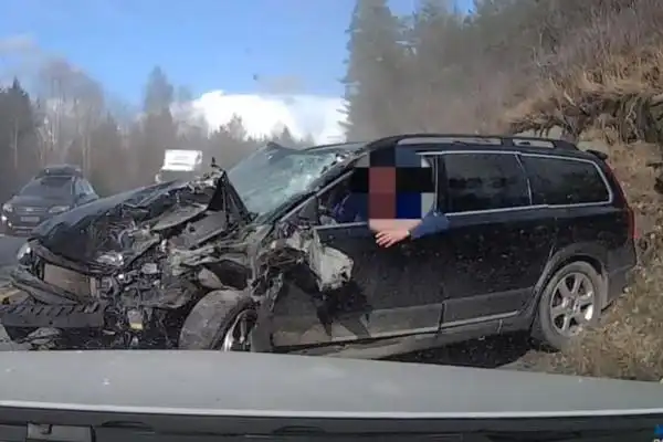 volvo瑞典坦克正面冲撞联结车!驾驶「手靠车窗」仅轻伤