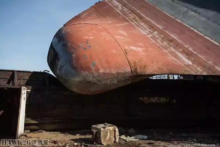 昔日俄海军主力战舰只剩下支离破碎的生锈残骸