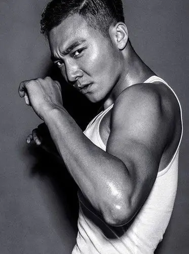 刘誉坤黑白大片秀身材 冷酷帅气尽显硬汉本色(图)