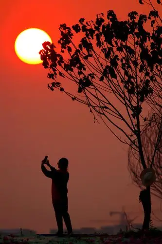 最美不过夕阳红温馨又从容夕阳是晚开的花夕阳是阵年的酒夕阳是迟到的
