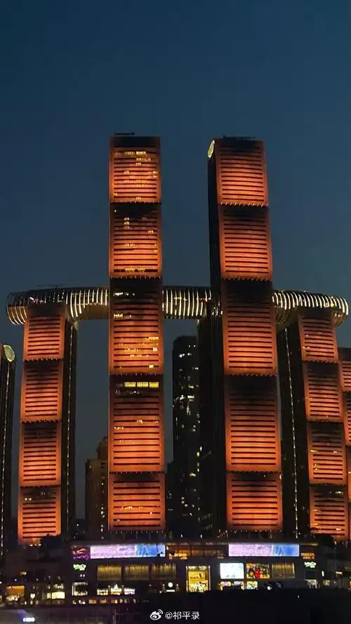 来福士#重庆来福士广场的夜景是璀璨闪耀的,展现出迷人的魅力.