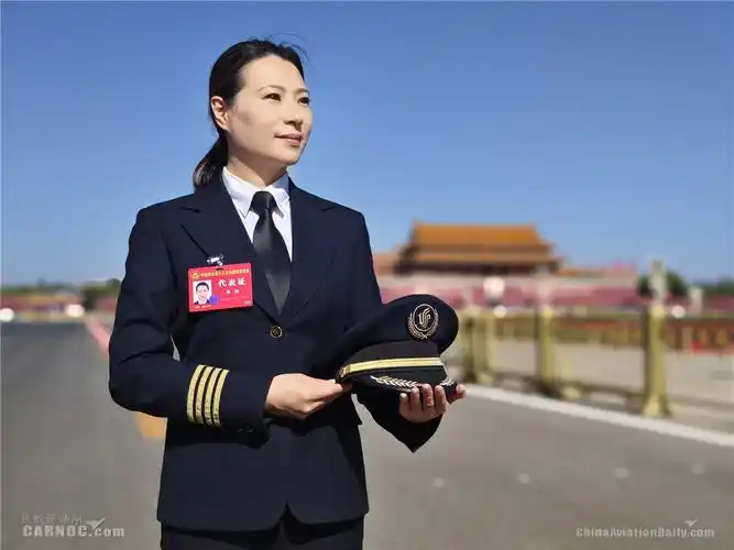 中国妇女十三大代表,国航飞行总队十大队二中队支部书记,机长黄赫