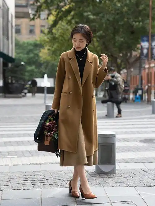 冬天还是经典款"大衣"耐看,搭配针织衫和半身裙,显得气质高级