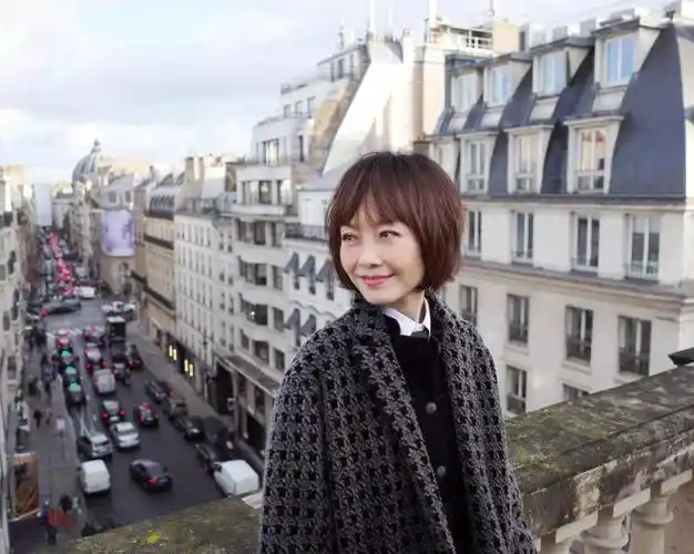 回顾主持人鲁豫一婚嫁美国人二婚嫁初恋52岁一个人生活