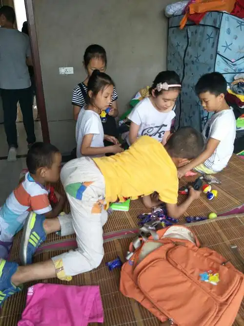 "用爱心传递温暖"走进孤儿院活动(副本)