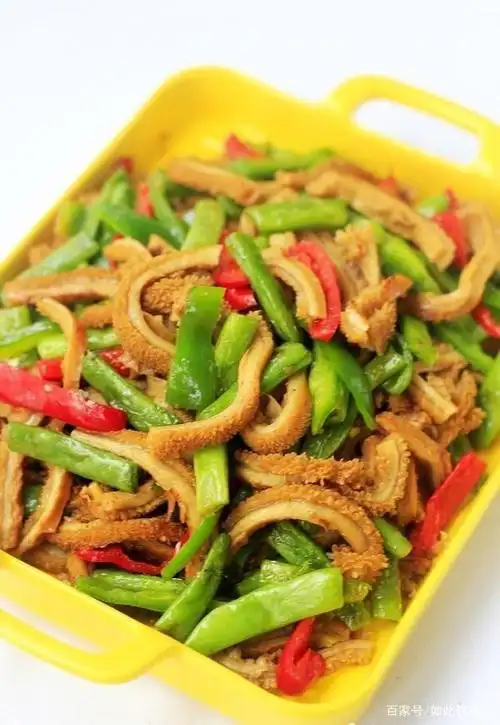 加料酒老抽翻炒色泽均匀 八,加八角,花椒粒,桂皮,肉蔻炒香 9.