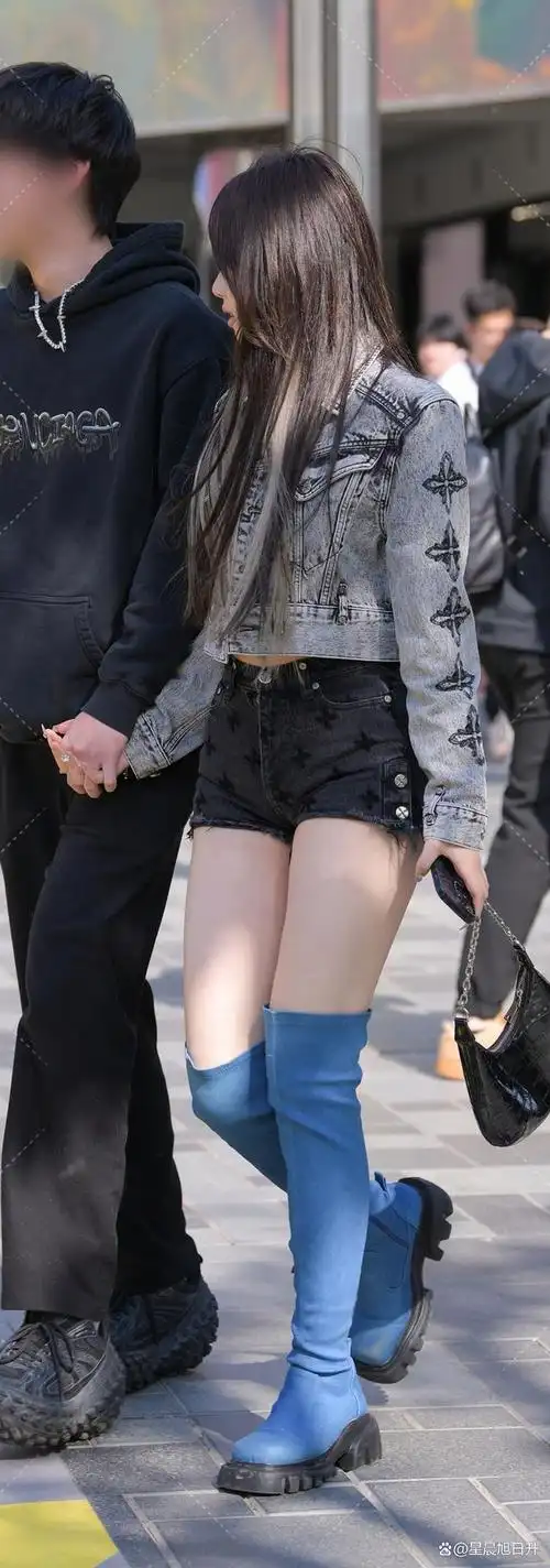 蓝色过膝厚底靴,搭配短裤,不仅保暖效果好,还很时尚