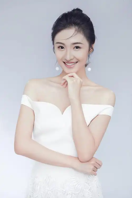 组图加拿大留学校花朋克装扮挑眉倚墙尽显帅气