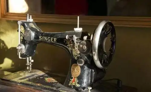 在六七十年代的时候,老式缝纫机是四大件之一,可想而知它是多么重要