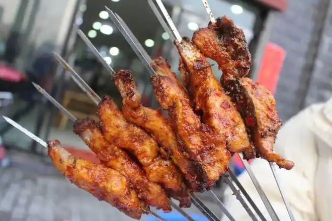 辣爆花甲 烤鱼串 秘制泡菜,三马路这里,专治99种深夜的躁动!